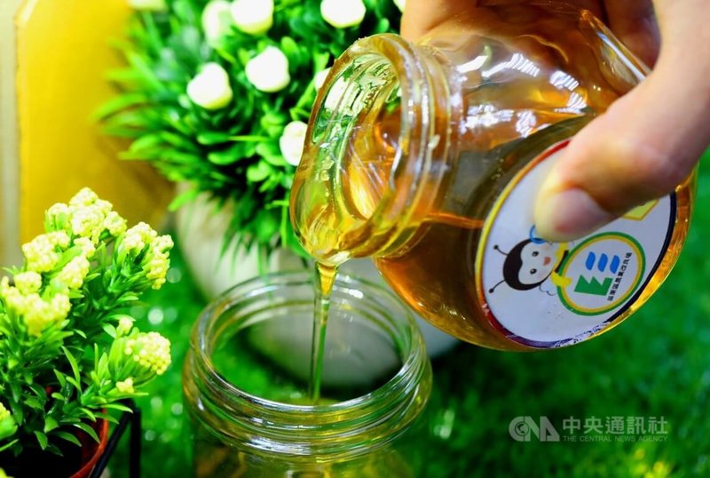 農業部苗栗區農業改良場22日表示,今年蜂蜜產量回升,可比正常年產量再多1、2成。不過雖然花期盛開、產量增加,但因開花前養蜂成本比過去暖冬發生前增加1倍,預計2025年蜂蜜價格仍維持近年水準。(苗栗區農改場照片)中央社記者楊淑閔傳真 114年4月22日