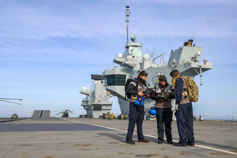 由威爾斯親王號領軍的英國航艦打擊群22日展開印太區域部署,此次首度動用無人機系統執行運補任務。圖為3月上旬英國海軍人員在威爾斯親王號上訓練操作無人機系統,圖中可見英國航艦特殊的「雙艦島」設計。(英國國防部提供)中央社記者陳韻聿倫敦傳真 114年4月22日