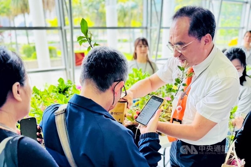 響應世界地球日,台灣高鐵公司表示,為鼓勵旅客從步行開始力行減碳,並多使用無紙化電子票證,民眾只要在22日活動現場出示手機已下載的「T-EX行動購票」App、當日票證,或1日至22日期間於手機及任何穿戴裝置走路步行逾8000步紀錄,就可領取樹苗。中央社記者吳睿騏桃園攝 114年4月22日