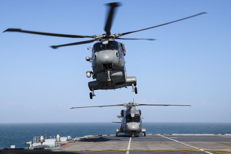 英國先進航空母艦威爾斯親王號22日自英國啟程,展開對印太區域的部署。航艦上搭載「梅林」(Merlin)反潛直升機,其配備的高功率雷達系統CROWSNEST具海陸空長程追蹤監測功能,有助確保航艦打擊群早期預警能力。圖為今年2月訓練期間「梅林」降落於威爾斯親王號。(英國海軍提供)中央社記者陳韻聿倫敦傳真 114年4月22日