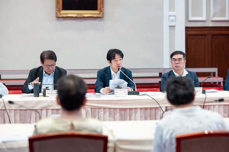 總統賴清德(中)22日接見「2025第22屆全國NGOs環境會議」環保團體代表,說明政府推動淨零轉型與韌性社會的決心與對策。(總統府提供)中央社記者葉素萍傳真 114年4月22日