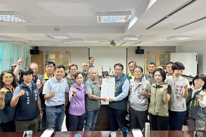 台南市多名議員與南區里長22日到市政府向市長黃偉哲(前右5)遞交連署書,表達「支持南山公墓開發,反對無意義全區保留」的訴求立場。(台南市政府提供)中央社記者楊思瑞台南傳真 114年4月22日