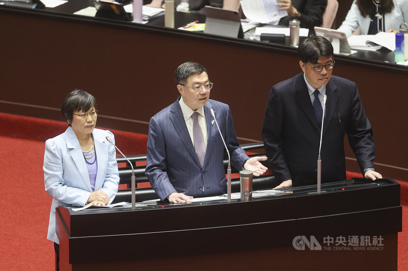 立法院會22日進行施政總質詢,行政院長卓榮泰(中)、內政部長劉世芳(左)、陸委會主委邱垂正(右)備詢。中央社記者鄭清元攝 114年4月22日