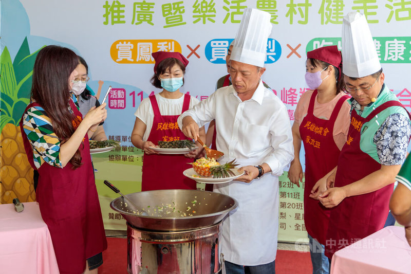 嘉義縣民雄鄉農會22日舉辦記者會,行銷在地優質「金鑽鳳梨」,縣長翁章梁(白衣者)更現場烹煮鳳梨炒飯,在婆婆媽媽指點下炒出一盤「金饌銷魂飯」。中央社記者蔡智明攝 114年4月22日