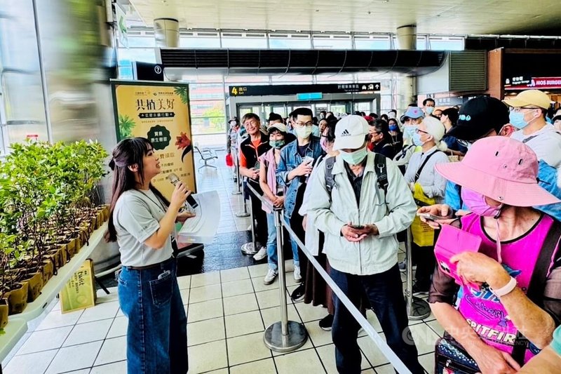 響應世界地球日,台灣高鐵公司攜手農業部林業及自然保育署共同舉辦「共植美好」贈苗活動,22日在桃園站發送1200株台灣原生樹苗,吸引許多民眾排隊領取。中央社記者吳睿騏桃園攝 114年4月22日