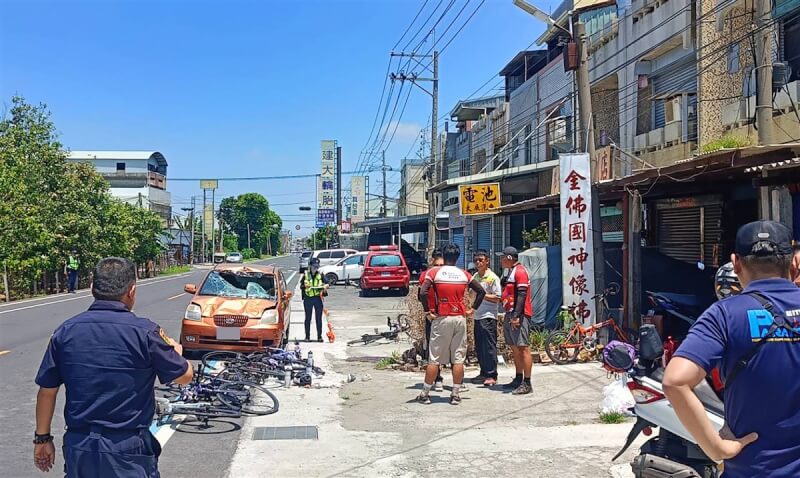 康橋國際學校秀岡校區學生騎單車環台,22日上午行經彰化縣埤頭鄉時與1輛自小客車發生車禍,7名學生及1名自小客車駕駛受傷送醫,其中1名學生左手骨折傷勢較嚴重。(民眾提供)中央社記者鄭維真傳真 114年4月22日