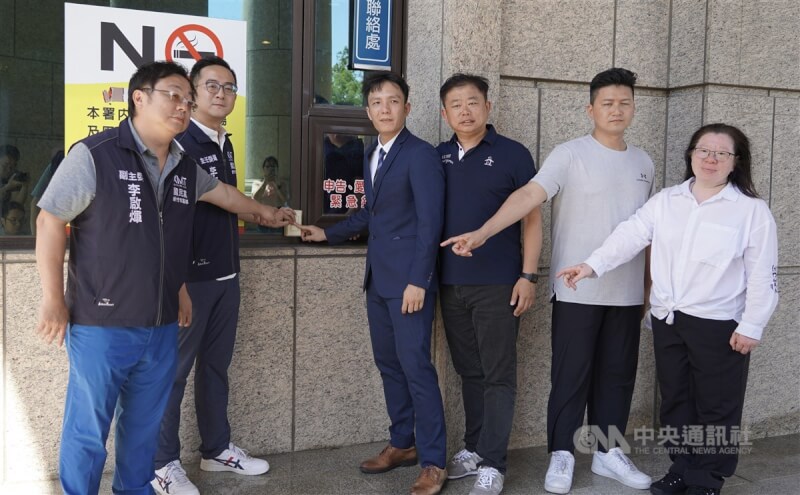 新竹市國民黨黨部主委李縉穎(左2)等人22日到新竹地檢署檢舉陽明交大科技法律學院特聘教授林志潔涉以兌換咖啡等方式引誘民眾參與連署。中央社記者魯鋼駿攝 114年4月22日