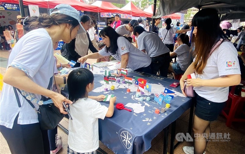 教育部22日發布新聞稿,徵求全國幼教論壇的教學案例,主軸包括閱讀教育。圖為新北近年的閱讀節系列活動,鼓勵多元形式閱讀。(中央社檔案照片)