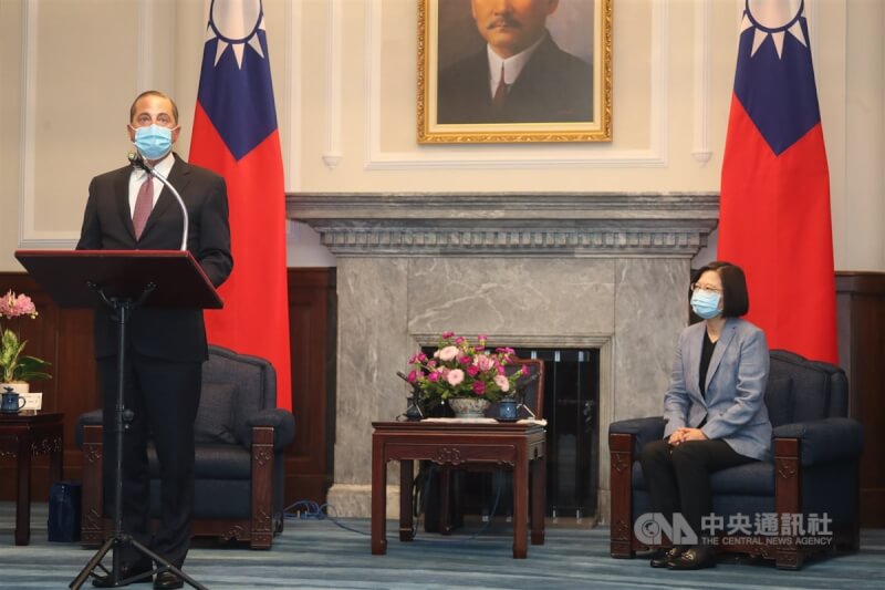 時任美國衛生部長艾薩(左)2020年8月率團抵台,並會見當時的總統蔡英文(右)。(中央社檔案照片)