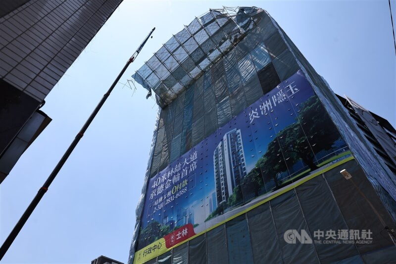 台北市士林區承德路一處建案工地22日上午發生鷹架掉落事件,幸無人受傷。中央社記者翁睿坤攝 114年4月22日