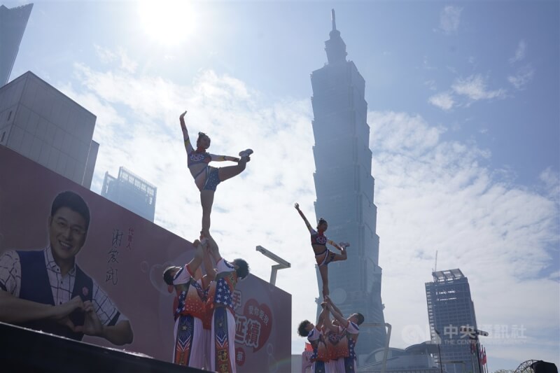 圖為北市府前廣場3月1日舉辦活動,世新大學啦啦隊不畏豔陽熱情演出。(中央社檔案照片)