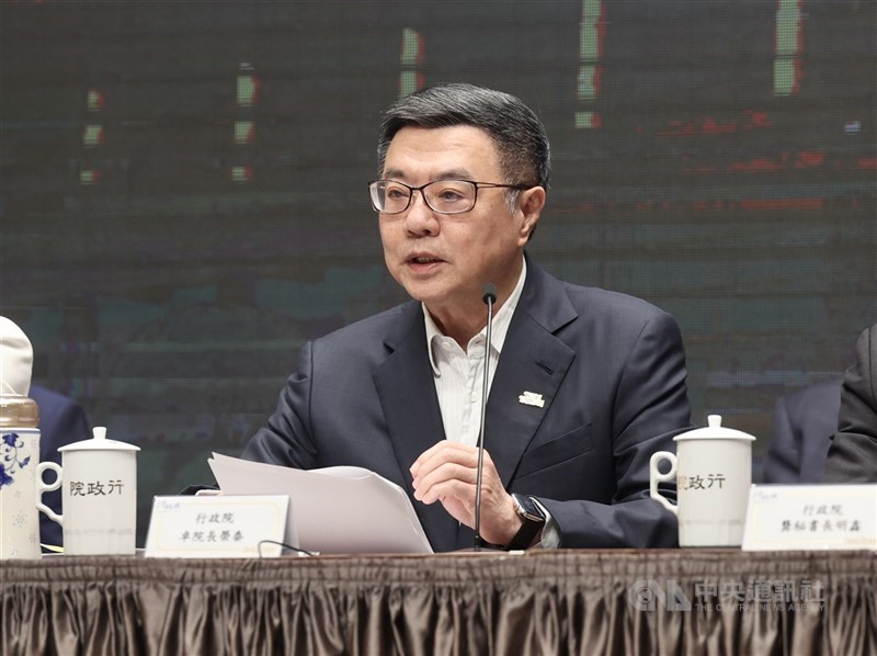 圖為行政院長卓榮泰4月4日宣布新台幣880億元協助方案。(中央社檔案照片)