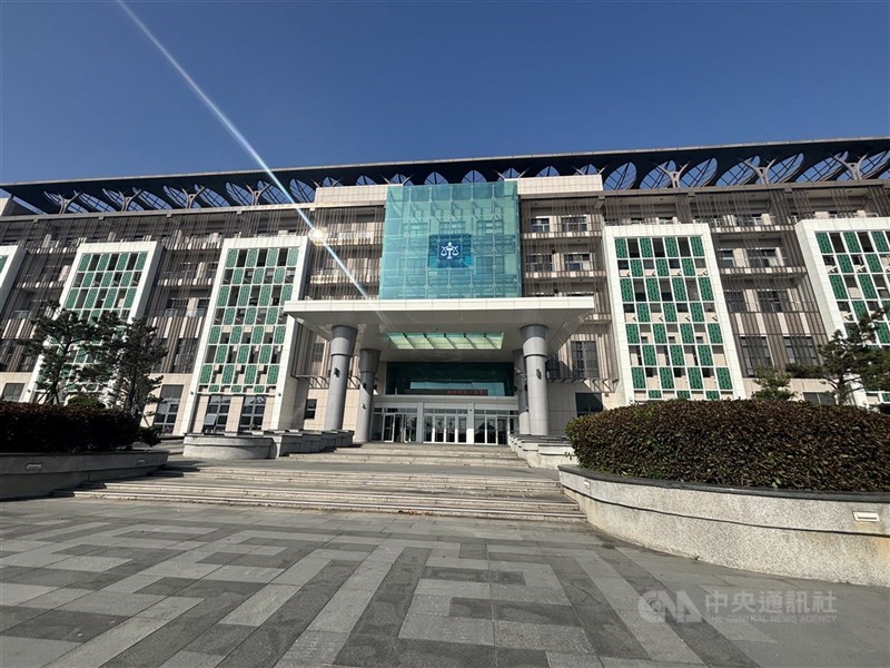 黃姓男子發現妻子與陳姓男子親暱,他涉綁架陳男並用膠條鞭打逼問與妻子關係,陳男致傷後丟包,送醫不治。新竹地院國民法官庭依傷害罪,判黃男5年有期徒刑,可上訴。(中央社檔案照片)