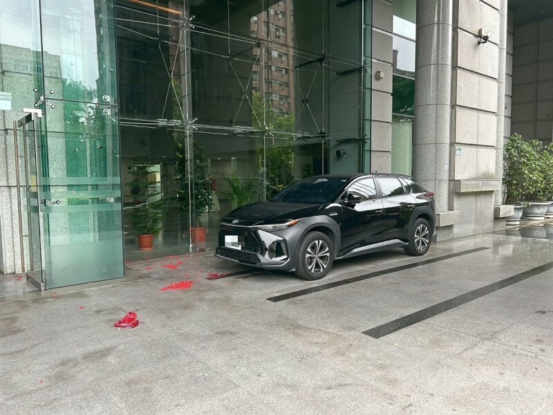 台北市警方20日接獲交通部報案,指有不明人士在大門口前丟擲已點燃的鞭炮,造成大門及停放車輛遭波及。(翻攝照片)