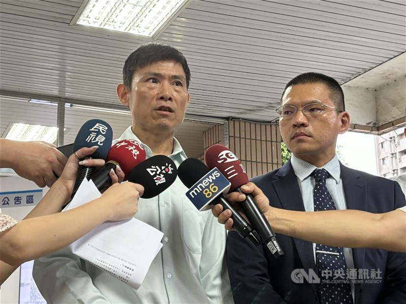 新北三重翁姓員警誤認通緝犯並毆打黃姓民眾(左1)案,一審判翁男5月徒刑與10天拘役,二審22日審酌翁男無前科,雙方調解成立,仍判原刑度,宣告緩刑3年,須依調解內容履行。可上訴。圖為黃姓民眾受訪。(中央社檔案照片)