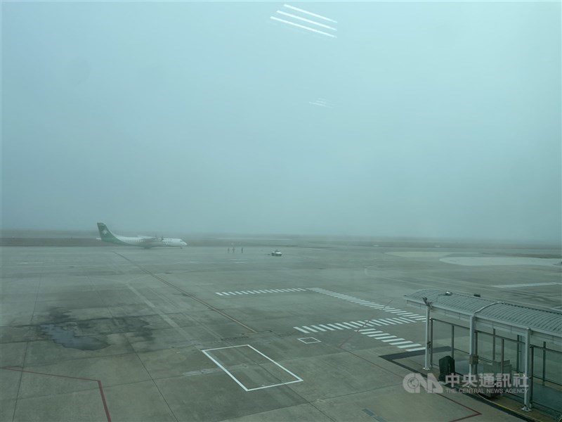 金門近日濃霧衝擊對外交通,21日濃霧影響趨緩,22日早上中央氣象署又發佈濃霧特報,金門機場往返台金航班也有數班延遲、取消。(中央社檔案照片)