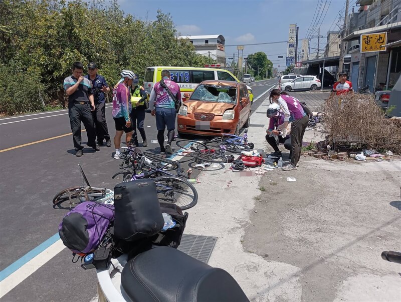 康橋國際學校秀岡校區學生騎單車環台,22日上午行經彰化縣埤頭鄉時,與1輛自小客車發生車禍,造成7名學生及1名自小客車駕駛受傷送醫,其中1名學生左手骨折傷勢較嚴重。(民眾提供)中央社記者鄭維真傳真 114年4月22日