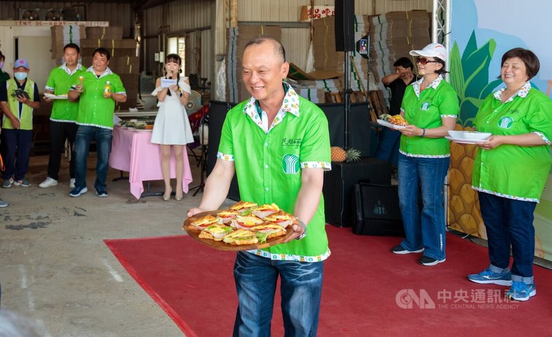 嘉義縣民雄鄉農會22日在打貓果菜生產合作社舉辦民雄鳳梨推廣暨樂活農村健走活動記者會,安排「從產地到餐桌─百變鳳梨美饌秀」,端出色香味俱全的鳳梨創意料理。中央社記者蔡智明攝 114年4月22日