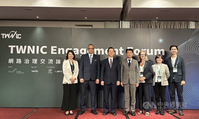 財團法人台灣網路資訊中心(TWNIC)於22日舉辦「2025 TWNIC網路治理交流論壇」,共同探討全球網路治理與資安韌性的策略。圖為數發部長黃彥男(左3)、TWNIC董事長黃勝雄(右4)、TWNIC執行長余若凡(左1)。中央社記者蘇思云攝 114年4月22日
