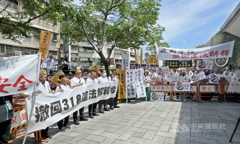衛生福利部在今年3月18日公告中藥販售新令,引發藥師公會全聯會強烈不滿,質疑形同「誰都能賣中藥」,22日先號召百人到衛福部大門前快閃。中央社記者沈佩瑤攝 114年4月22日
