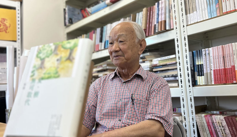 護樹、種樹40年的作家吳晟(圖)22日出席新書發布會時表示,讓失序的森林恢復生機,就是永保每一個國民的生機,因為「台灣,值得更美好」。中央社記者邱祖胤攝 114年4月22日