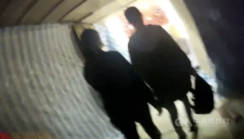 交通部大樓20日遭不明女子咆哮後施放鞭炮,警方21日通知涉案的新北市50歲陳女(右)到案說明,全案依違反社會秩序維護法函送裁處。(翻攝照片)中央社記者黃麗芸傳真 114年4月22日