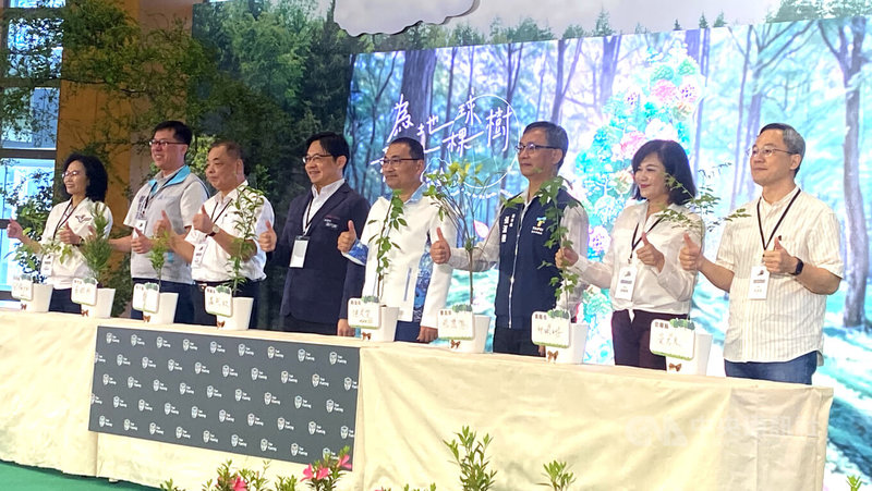 新北市長侯友宜(右4)與北台灣7縣市代表,響應世界地球日,22日在新北市府宣布「為地球種下一棵樹」活動起跑;並且在各縣市的市樹(縣樹)懸掛許願卡。中央社記者黃旭昇新北攝 114年4月22日