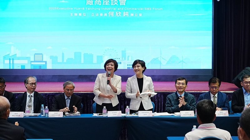 民進黨立委何欣純（立者左）22日舉辦台中市工商界座談會，行政院副院長鄭麗君（立者右）出席並在會中表示，對美談判正順利推動中。（何欣純提供）中央社記者郝雪卿傳真  114年4月22日
