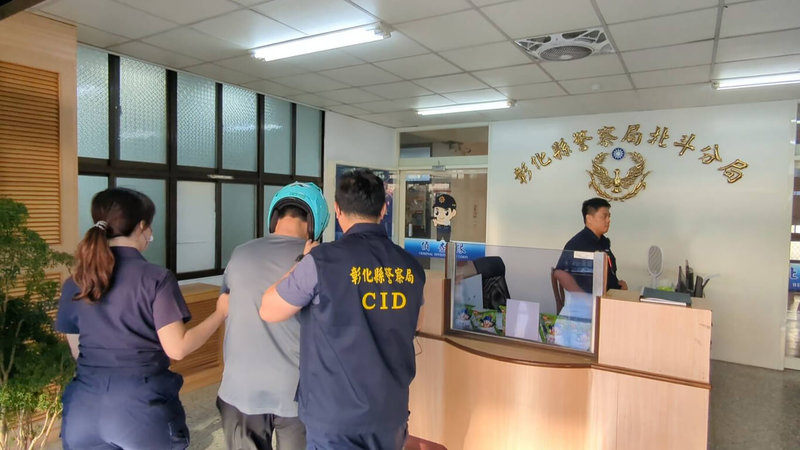 康橋國際學校22日進行單車環台成年禮活動,7名學生遭逆向汽車撞擊受傷,其中1人重傷昏迷。肇事駕駛(左2)傍晚由彰化縣警察局北斗分局依準現行犯逮捕到案,釐清案情。(警方提供)中央社記者鄭維真傳真 114年4月22日