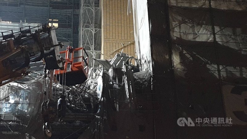 台北市台大醫院施工鷹架21日倒塌,22日凌晨尋獲失聯的49歲印尼男移工,已明顯死亡。警方表示,已通知發現人及工地負責人製作筆錄,將辦理後續相驗事宜。(翻攝照片)中央社記者黃麗芸傳真 114年4月22日