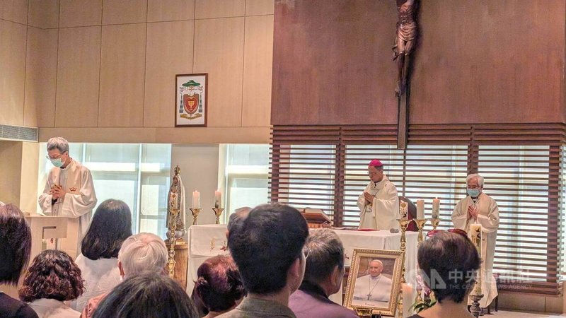 羅馬天主教教宗方濟各(Pope Francis)辭世,天主教台北總教區22日上午在台北總主教公署3樓大聖堂舉行復活8日慶彌撒暨教宗方濟各追思禮儀。中央社記者曾以寧攝 114年4月22日