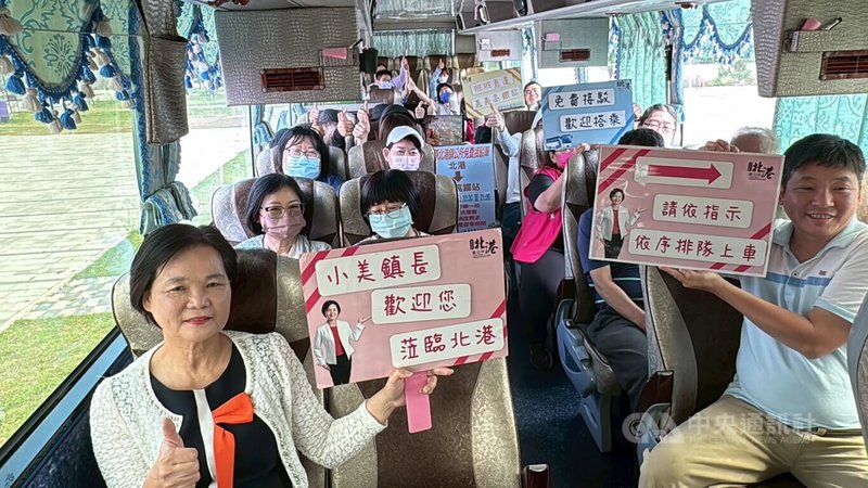 2025乙巳年白沙屯媽祖徒步進香預計5月3日抵達雲林縣,目前香燈腳報名逾30萬人,北港鎮長蕭美文(第1排左1)22日宣布廣開休息區、擴大高鐵免費接駁,提供便利、安全的服務迎接香燈腳到來。 中央社記者姜宜菁攝 114年4月22日