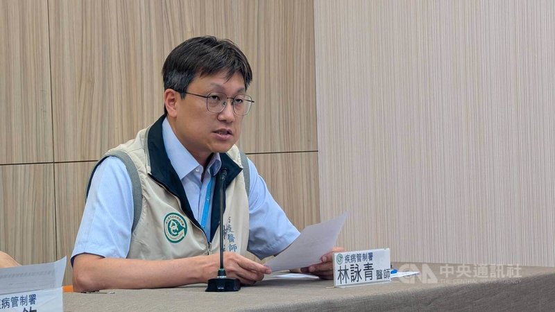 疾管署22日在記者會公布一起麻疹群聚,防疫醫師林詠青(圖)說明,台北市一名20多歲女性從越南旅遊返國後發病,至第8天才確診,接觸者中有一名新北市30多歲女性同事也確診。中央社記者曾以寧攝 114年4月22日