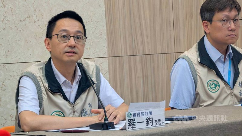 衛福部疾管署22日在記者會中表示,2025年迄今麻疹確診病例累計已有11例本土、17例境外移入,兩者均為近6年同期最高。左為疾管署發言人羅一鈞。中央社記者曾以寧攝 114年4月22日