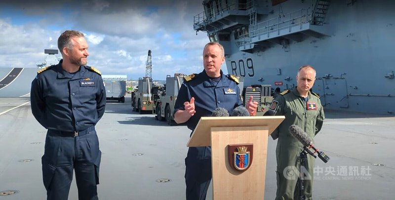 英國航空母艦打擊群22日展開印太區域行動部署,打擊群指揮官布萊克莫爾准將(中)16日在航艦「威爾斯親王號」上舉行的記者會回應中央社關於在南海、台海等爭議水域執行自由航行權的提問時表示,任何行動選項都有可能。中央社記者陳韻聿朴茨茅斯攝 114年4月22日