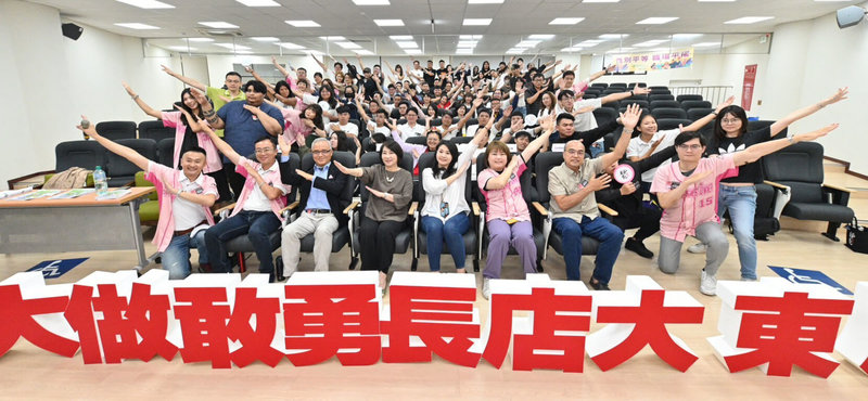 屏東縣政府大店長基礎營運班課程第11期22日開訓,36名青年創業家參與,將進行8週密集課程,精進經營管理策略。(屏東縣政府勞動暨青年發展處提供)中央社記者黃郁菁傳真 114年4月22日