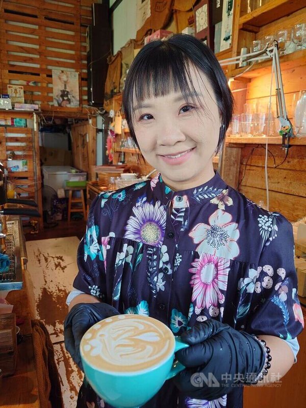 嘉義縣民雄鄉魚罐頭咖啡館以獨特的設計風格吸引人潮,老闆娘陳冠伶(圖)有高超的咖啡拉花技巧,一下子就拉出一條魚。中央社記者蔡智明攝 114年4月22日