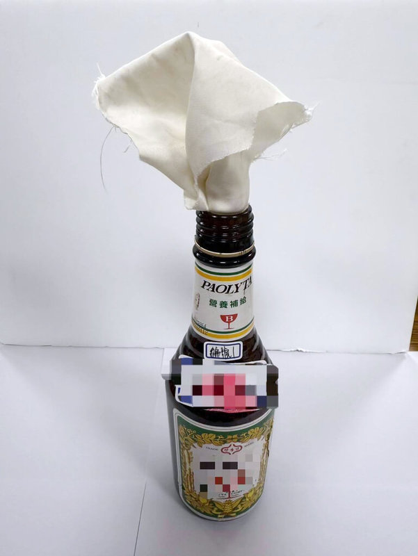 新竹縣黃姓男子疑不滿遭查獲酒駕,20日至山崎派出所持煤油玻璃瓶與打火機喊要放火,員警立即制伏並逮捕,新湖警分局22日說明全案詢後將黃男依公共危險等罪嫌送辦。(新竹縣警察局新湖分局提供)中央社記者郭宣彣傳真 114年4月22日