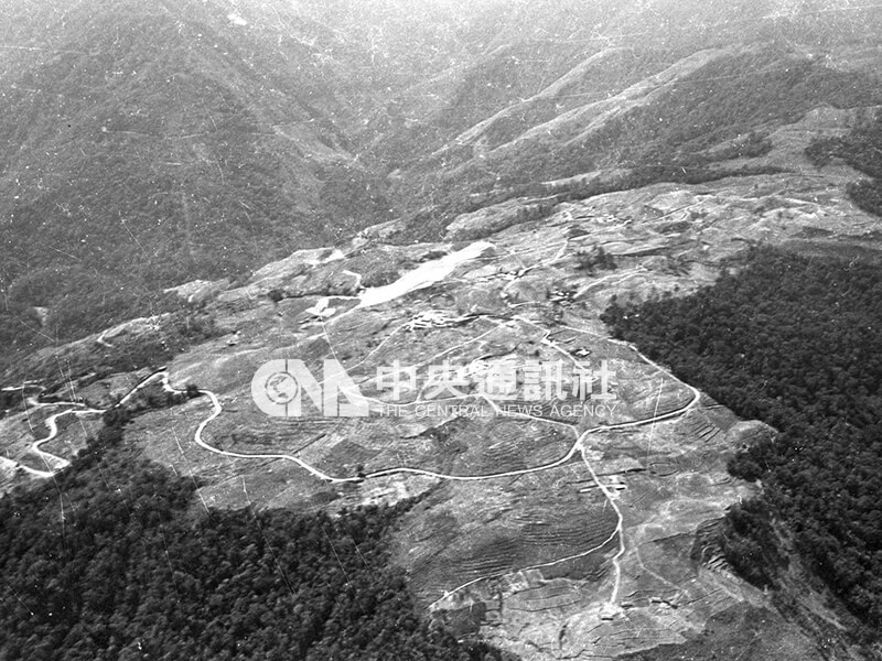 為配合發展台灣觀光業,東西橫貫公路中點的梨山風景區新建機場。圖中白色區塊為機場跑道。中央社記者馮國鏘攝 54年4月23日