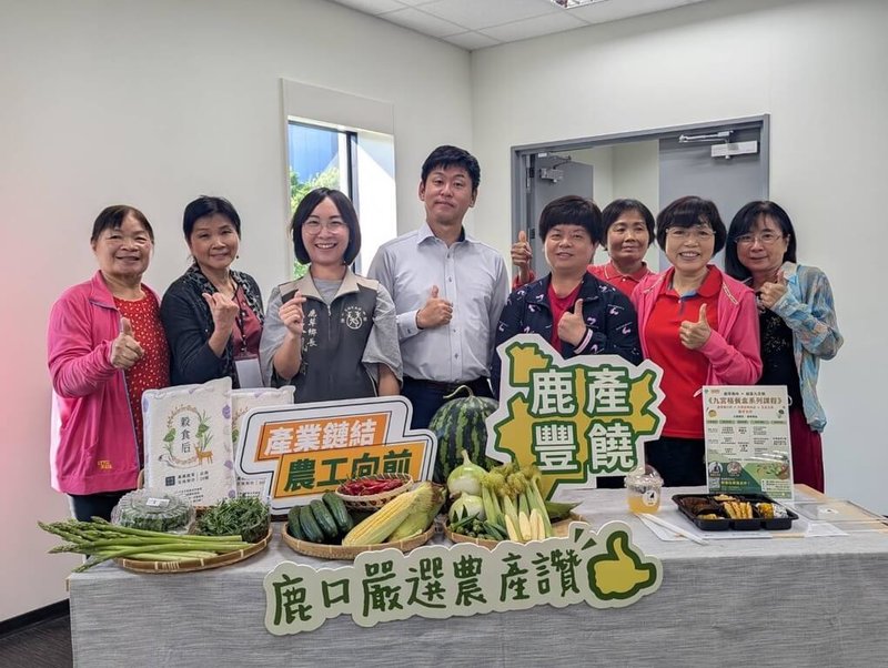 嘉義縣鹿草農業六級化產銷鏈結計畫4月起跑,鄉公所攜手台灣食研公司與五星主廚打造「九宮格餐盒系列課程」,要讓農產品附加價值回歸農事生產者。左3為鹿草鄉長嚴珮瑜。(鹿草鄉公所提供)中央社記者蔡智明傳真 114年4月23日