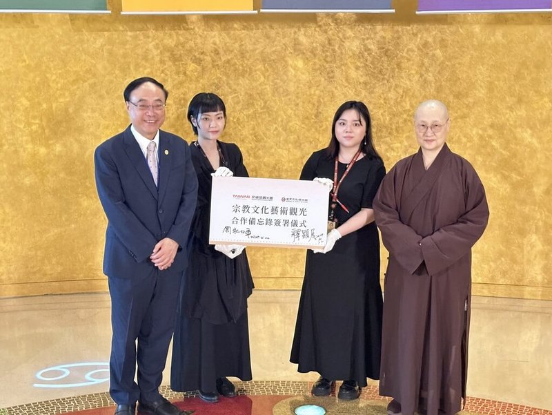 交通部觀光署長周永暉(左1)與世界宗教博物館發展基金會執行長釋顯月法師(右1)22日簽署觀光合作備忘錄,整合雙方觀光資源,推廣知性之旅,吸引國內外旅客到訪。(觀光署提供)中央社記者余曉涵傳真 114年4月23日