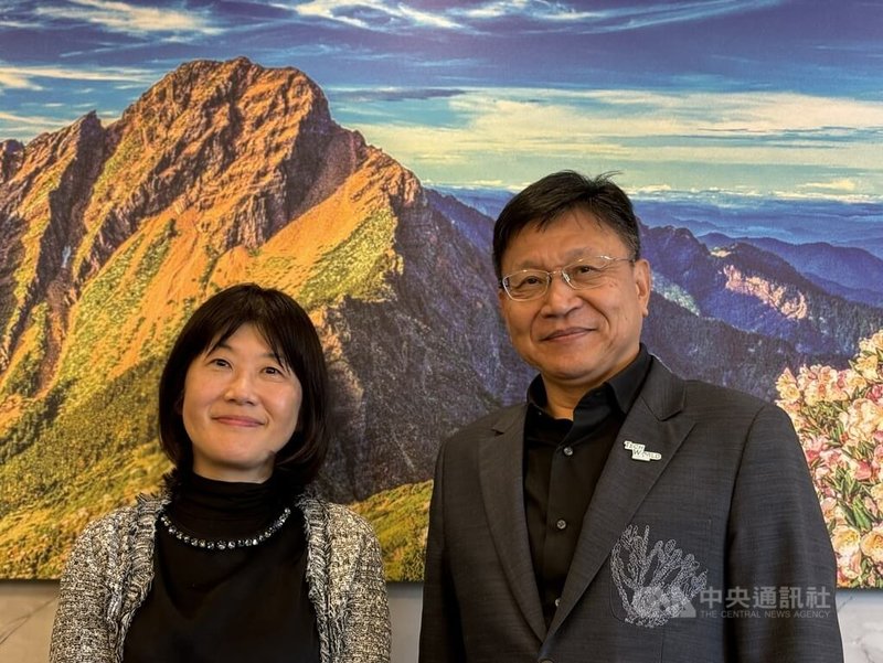 世博協會海外傳播部部長吉村佐知子(左)表示,TECH WORLD館展示最新技術,觀展過程很像一趟旅程。中央社記者劉千綾攝 114年4月23日