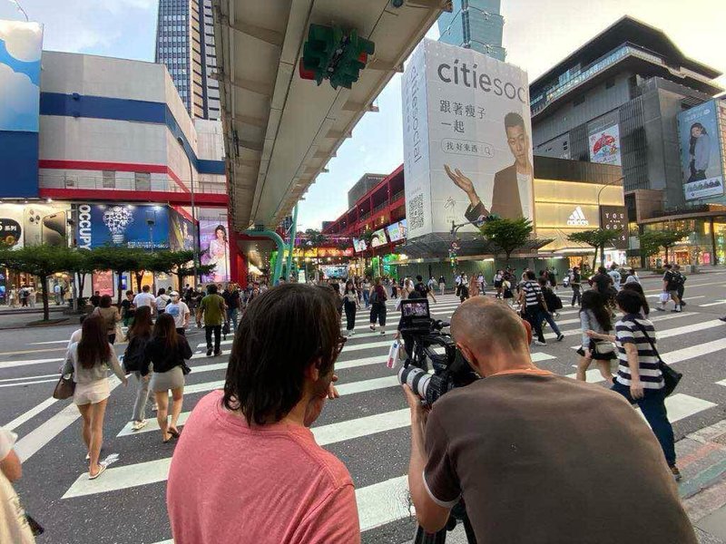 「TikTok:影響下的社群」法國導演德關代告訴中央社,台灣是中共資訊戰的首要目標,台灣政府與多數民眾都完全意識到認知戰的風險並採取行動。來台拍攝是他讓歐洲觀眾更了解台灣民主重要性的方式。(製作團隊提供)中央社記者曾婷瑄巴黎傳真 114年4月23日