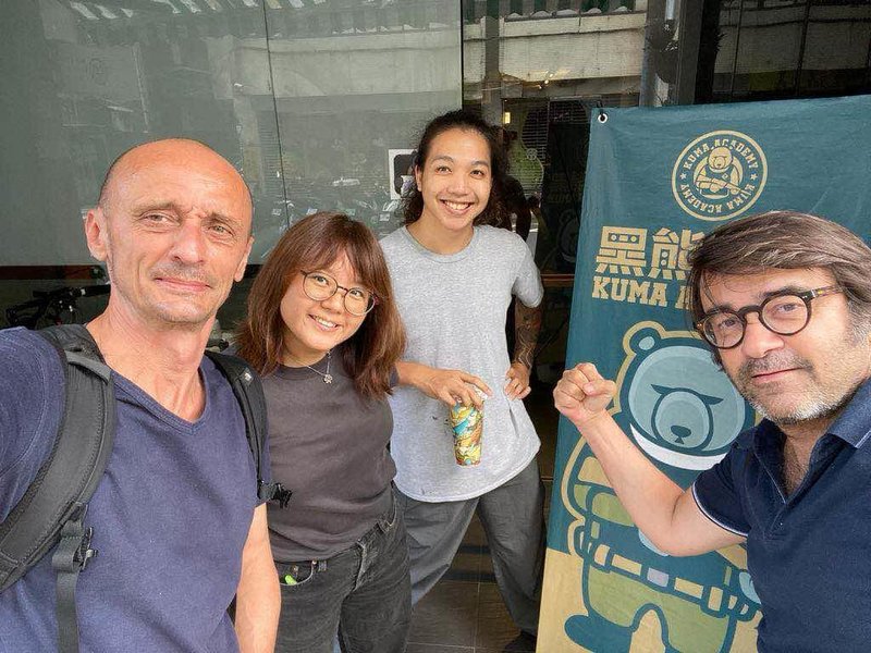 為拍攝「TikTok:影響下的社群」,導演德關代(右1)首次來台進行5天拍攝。他表示,很希望能著墨更多台灣,如聚焦全民國防的黑熊學院就是遺珠之憾。拍攝團隊攝影師Henry Marquis(左1)、協調製作人陳陛瑄(左2)、攝影助理文國平(右2)。(製作團隊提供)中央社記者曾婷瑄巴黎傳真 114年4月23日