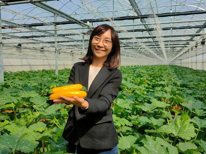 嘉義縣鹿草鄉盛產櫛瓜,鄉長嚴珮瑜(圖)2024年開始推動農業六級化產銷鏈結計畫,並獲國發會地方創生資源挹注舉辦教育課程,要讓農產品附加價值回歸農事生產者。(鹿草鄉公所提供)中央社記者蔡智明傳真 114年4月23日