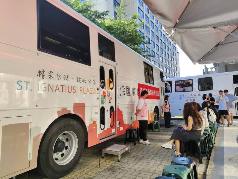 文化大學學生事務處課外活動組攜手捐血中心,於4月22日至24日舉辦「熱血重磅回歸」校園捐血活動,號召全校師生踴躍響應,以實際行動傳遞溫暖與希望。(文大提供)中央社記者許秩維傳真 114年4月23日