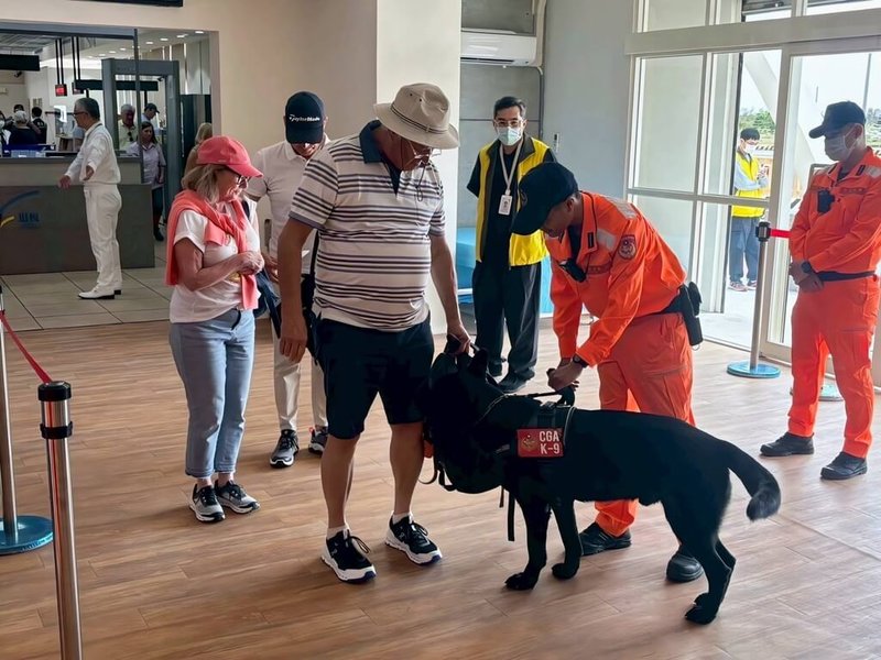 海巡署東部分署表示,偵搜犬「鐵諾」為德國狼犬,經受訓後於民國110年4月投入勤務,守護國門安全,現年6歲的牠服役期滿將退役。(海巡署東部分署提供)中央社記者張祈傳真 114年4月23日