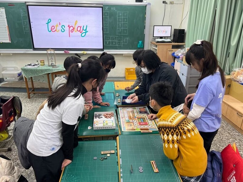 灃食公益飲食文化教育基金會今年推出新桌遊「平衡地球美食家」,陸續前往22所學校推廣,利用大富翁遊戲概念,鼓勵學子從日常飲食實踐永續生活。(灃食基金會提供)中央社記者陳至中台北傳真 114年4月23日