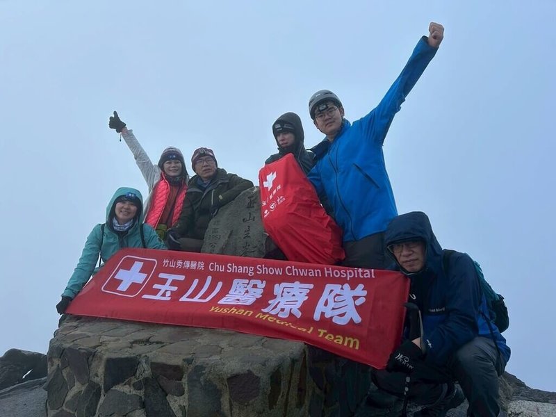 南投竹山秀傳醫院玉山醫療隊(圖)民國93年成立,在海拔3402公尺的排雲山莊守護山友邁入第22個年頭;醫療團隊表示,每週末派醫護人員上山駐點,山友若身體不適勿逞強,務必尋求醫療協助。(竹山秀傳醫院提供)中央社記者蕭博陽南投縣傳真114年4月23日