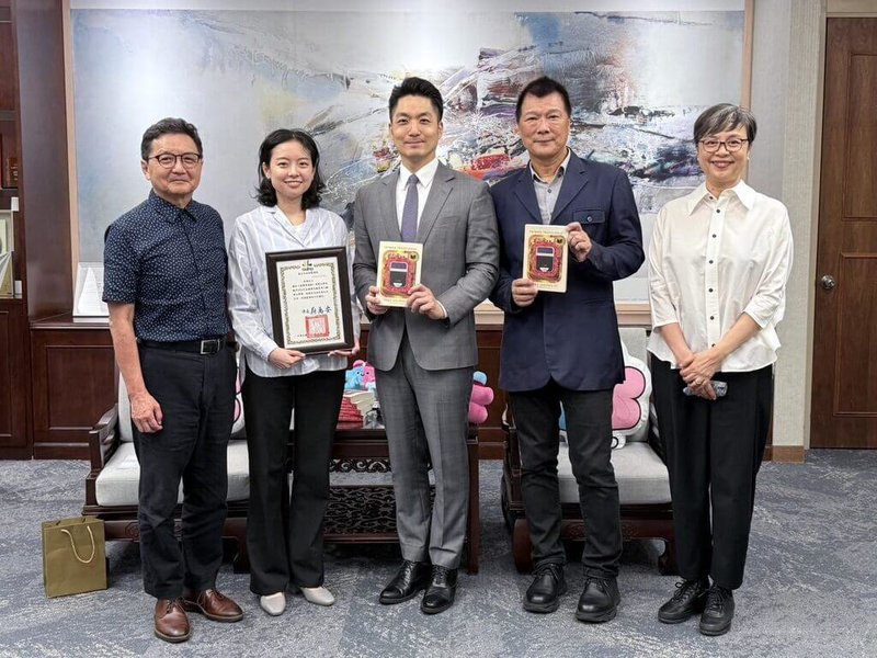 台北市長蔣萬安(中)23日接見「臺灣漫遊錄」譯者金翎(左2),他指出,「臺灣漫遊錄」是首部贏得美國國家圖書獎殊榮的台灣文學作品,期許金翎在文學專業領域持續深耕,讓更多人認識台灣。(台北市文化局提供)中央社記者陳昱婷傳真 114年4月23日